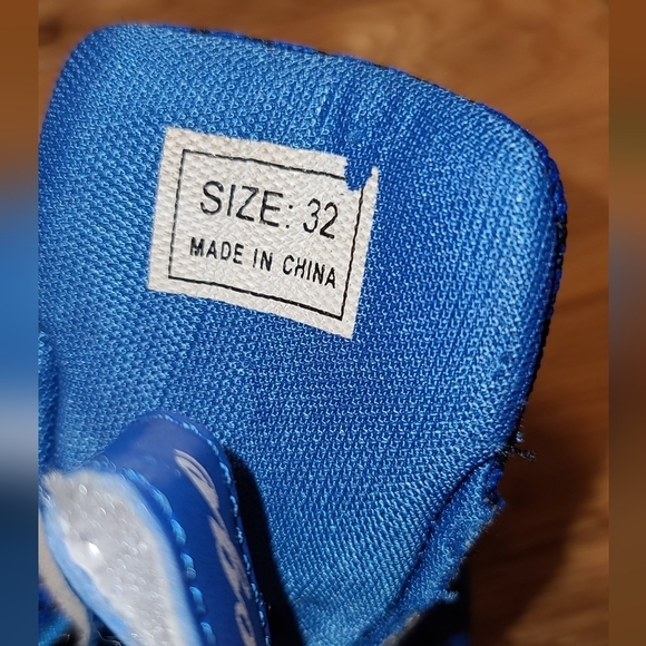 LIGHTING up shoes with wheels - Picture 4 of 10